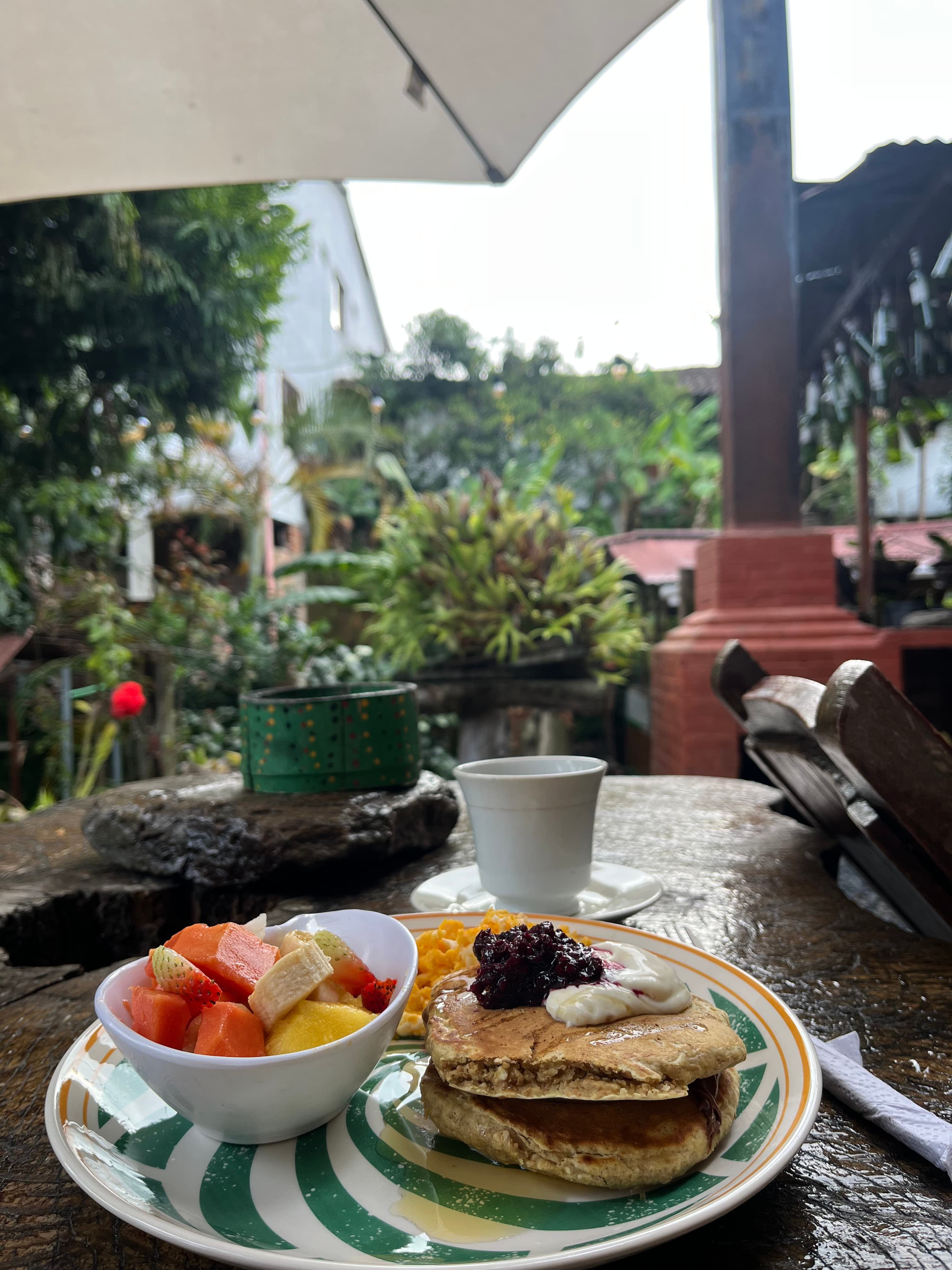 Café colombiano recién servido en el desayuno del hostal